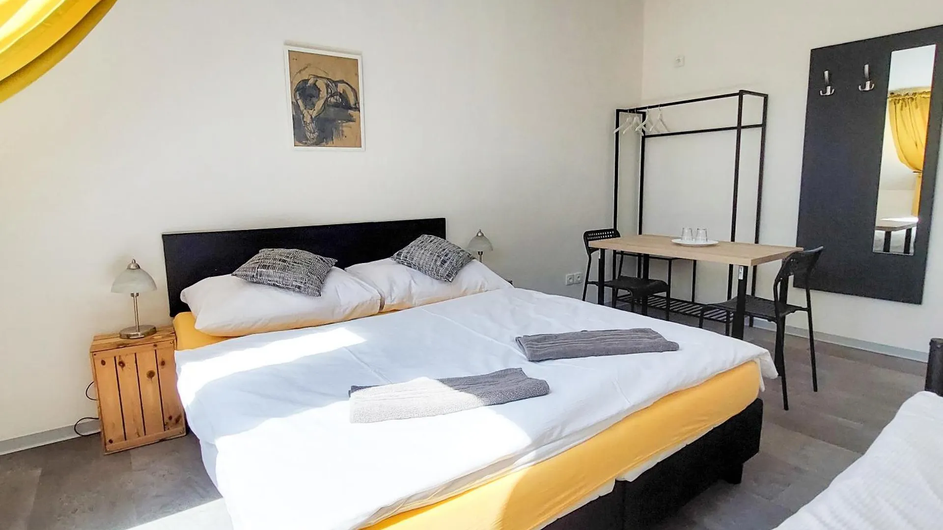 Beautiful Attic Room R3 Praga 0*,  República Checa