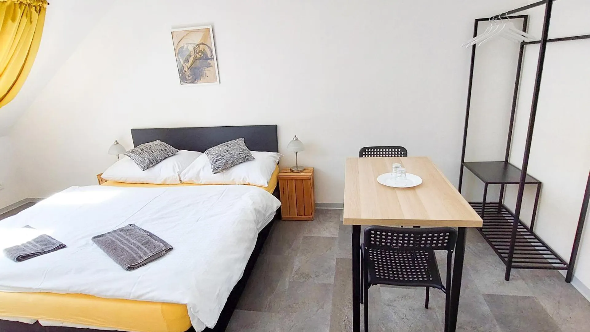 Проживание в семье Beautiful Attic Room R3 Прага